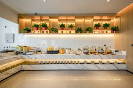 Yilong Ruiyun Hotel (Xinyang Railway Station Tianrun Square Branch) Отели рядом с достопримечательностью «Xinyang Normal University»