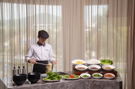 Shenzhen Juji Hotel (Bao'an International Airport T3 Terminal Huangtian Subway Station Branch) Отели рядом с достопримечательностью «Shenzhen Airport Fuyong Pier - Passenger Terminal»