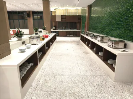 Sunflower Health - care Hotel Отели рядом с достопримечательностью «Peng Lai Xian Dong»