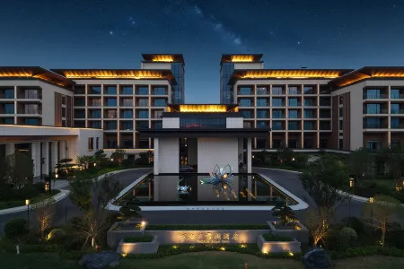 Qinlu Narada Hotel (Jiujiang Sports Center Eight Mile Lake) Отели рядом с достопримечательностью «Jiangxi Vocational College of Finance and Economics Balihu Campus»