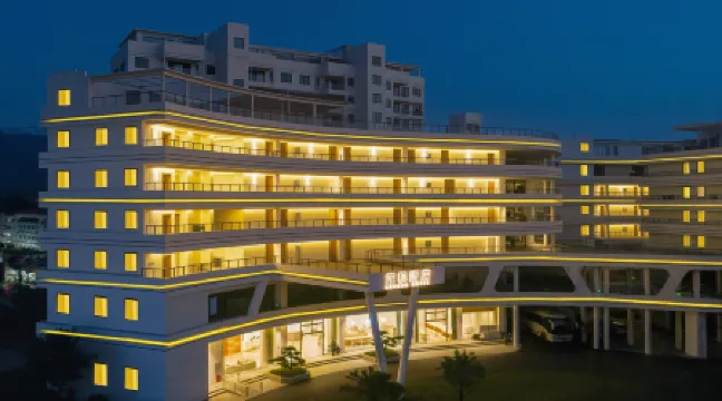 Lufeng Hotel (Sanya Yalong Bay Station) Отели рядом с достопримечательностью «Baodao Luobei Aquarium»