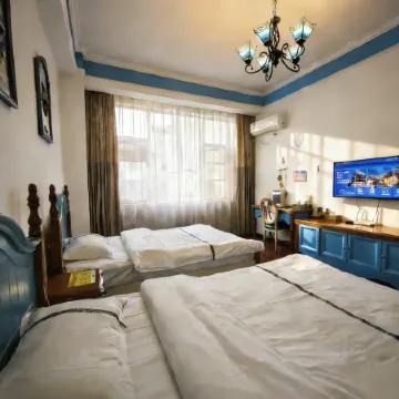 Luoping Huaying Image Theme Inn