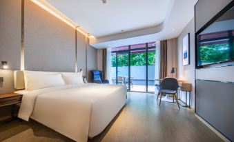 Shenzhen Huaqiangbei Atour Hotel