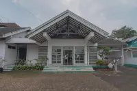 RedDoorz @ Jalan R.E. Martadinata Sukabumi Hotels near POLTEKES YAPKESBI