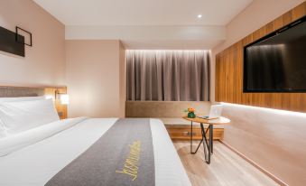 Home Inn Plus (Shanghai Lujiazui Dongfang Road)