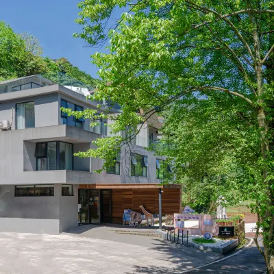 Persimmon Tree Homestay (Bifengxia Scenic Area) Hotels near Bifeng Gorge