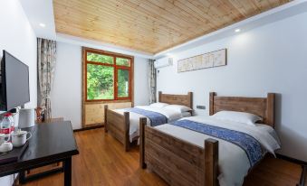 Floral Hotel · Mountain Whisper Hotel(Shennongjia Wooden fish store)