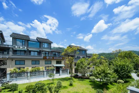 Floral Hotel· Wuyi Mountain Chayan Yueshe Hotel(Dachake Tourist Resort Ecological Zone) Отели рядом со станцией Wuyi Shan Railway Station