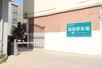City Comfort Inn Hotel (Xingye County Government Plaza) - parking
