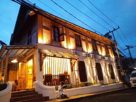 Luang Phasouk Отели рядом с достопримечательностью «Haw Pha Bang»