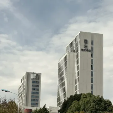 Kunming Xishe Qinghuan High-altitude Terrace Designer Hotel (Kunming Vientiane City)