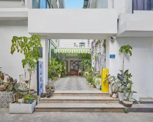 Xiamen Moutain and Sea View Homestay(Huandao Road Zengcuo"an Branch)) Hotels near Zengcuoan
