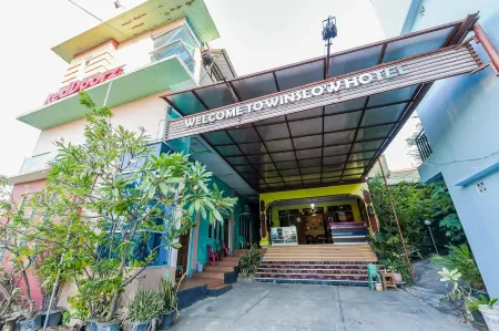 RedDoorz near Mangrove Forest Kupang Отели в г. Купанг