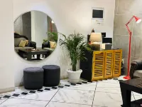 Divine Inn Отели рядом с достопримечательностью «Талэб Парк, Север Запад корнер, Биндапер Экстеншен»