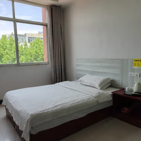 Xinye Qicaihong Express Hotel
