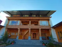 Shangri-La Yunshang Grassland Homestay Hotel dekat Baishuitai