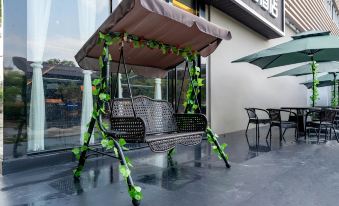 Magic House Smart Hotel (Shanghai Xingzhi Road Subway Station Hutai Road Branch)