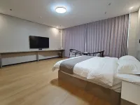 Lanxinmeng Gun Xueyin Wild Luxury Hotel (China Xuexiang Xueyun Main Street Branch)