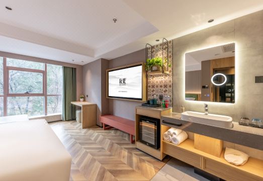 최신 스마트 호텔 객실 내부