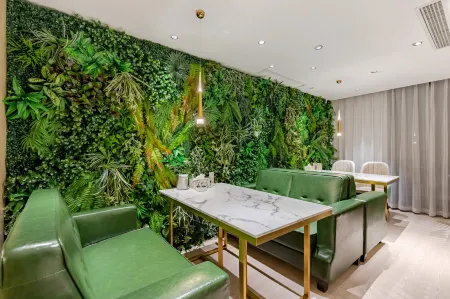 Chizhou Daqianmen Light Luxury Hotel Отели рядом с достопримечательностью «Pingtianhu Lotus Platform»