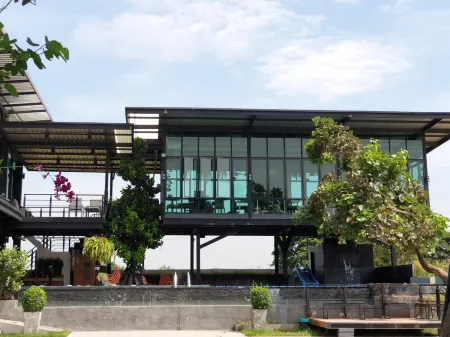 Conbrio Resort & Sport Club Отели рядом с достопримечательностью «Wat Rong Saeng»