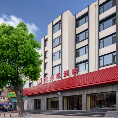 Ibis Hotel (Dalian Railway Station Light Rail Station)