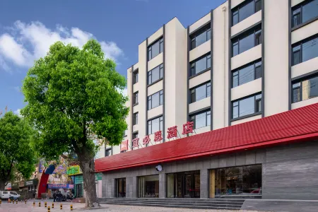 Ibis Hotel (Dalian Railway Station Light Rail Station) Отели рядом с достопримечательностью «Xinghai Square Recreation Ground»