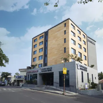 Benikea Jungmun Hotel Отели рядом с достопримечательностью «Тематический парк Chocolate Land»