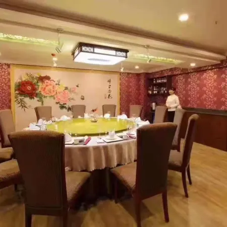 Longkou Zhonglai Business Hotel