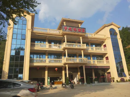 Ziyun Dream Hotel Отели рядом с достопримечательностью «Yellow Crane Camp Hot Spring Resort»