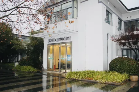 Holiday Inn Huanhu (Nanjing Railway Station Xuanwuhu Branch) Отели рядом с достопримечательностью «Xuanwu Lake Scenic Area»