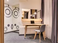 Holiday Inn WARSAW CITY CENTRE by IHG Hoteles cerca de Plaza Defilad