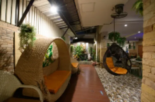 ชณาเพลส ล้านนา โรงแรมใกล้วัดศรีสุพรรณ(พระอุโบสถเงิน)