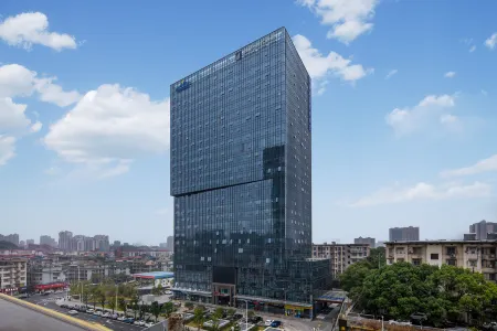 Microtel by Wyndham Changsha Yuelu Отели рядом с достопримечательностью «Hunan First Normal University»