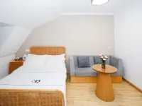 Wenshan Courtyard · Xuexiao Zhongshan Homestay (Dalian Railway Station Labor Park Subway Station) Hotels near Dalian Sightseeing Tower