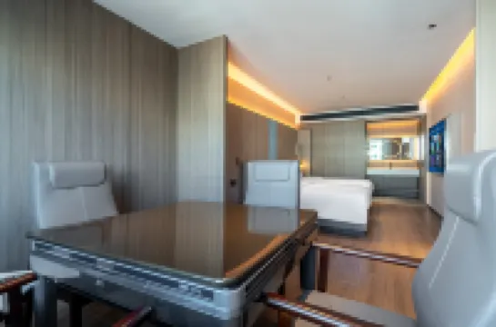 Jiaojiang Paris·Elegant Designer Resort Hotel (Jiazhi Old Street Garden Market Branch)