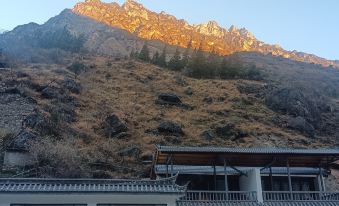 Tiger Leaping Gorge Huaxia Mingchuan Chinese Inn
