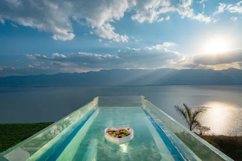 Dali First Glimpse Cloud Top Cliff Beauty Hostel