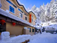 Snow Town Snow Mountain Snow Hotel Hotels near Xueyun Street