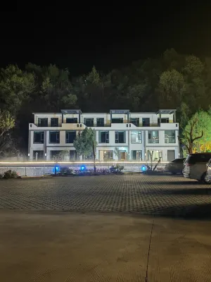 Lushan Suyan Puman Homestay - parking