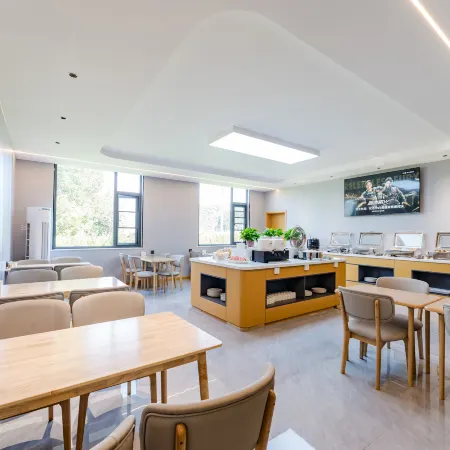 Green Light Residence Hotel (Song County Checun)