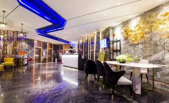 Light Core E-sports Hotel (Shenzhen Dong Station Buji Old Street Store)