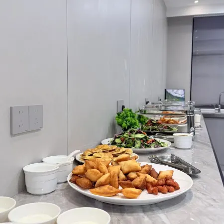 Alashankou Fengqi International Hotel