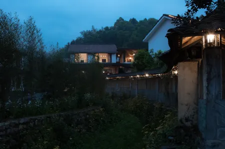 Fang Tang Mountain Lodge Отели рядом с достопримечательностью «Bailu Limestone Cave Wonder Peak»