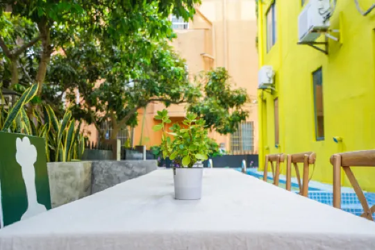 Haikou 13 March swimming pool b&B Отели рядом с достопримечательностью «Haidian Port»