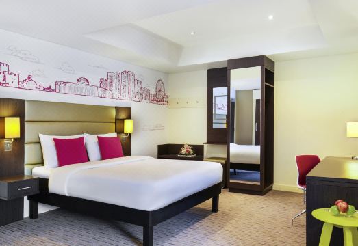 이비스 스타일스 샤르자의 편안한 객실 인테리어