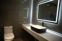 White Swan Hotel (Weihui City Government Store) Hotel di Weihui