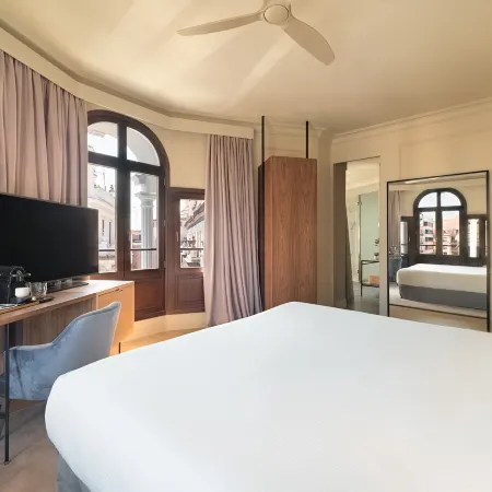 H10 Palacio Colomera Отели рядом с достопримечательностью «Синагога»