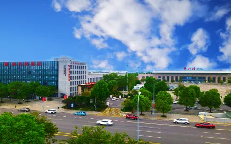Vienna Hotel (Chongqing Qishan High-speed Railway Station Plaza) Отели рядом с достопримечательностью «Chongqing Machinery and Electronics Polytechnic College»