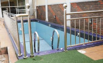 Roselife Hotel and Suites